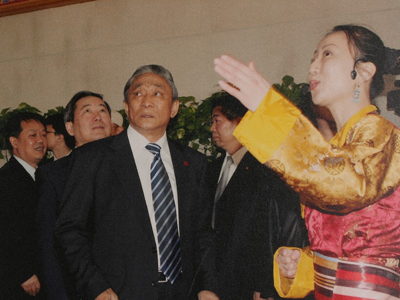 07 2010年3月28日十届全国人大常委会副委员长热地参观西藏文化博物馆~1.jpg