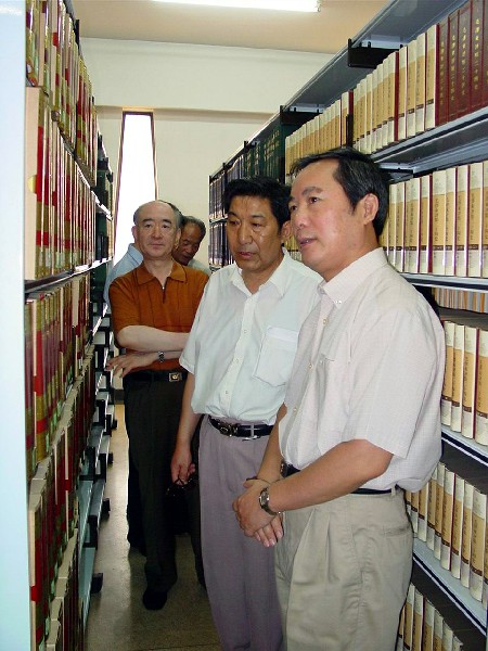 05 2003年6月25日中央统战部副部长朱维群在藏研中心调研~1.jpg
