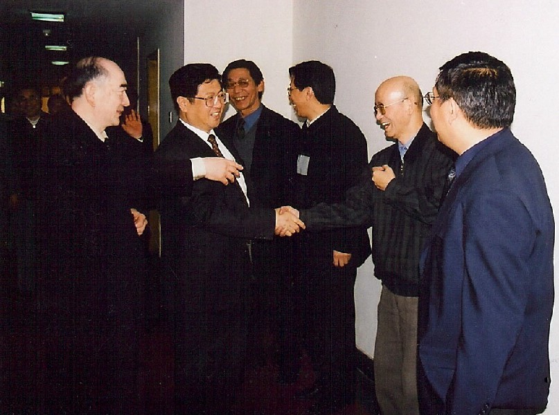 03 2002年4月全国政协副主席、中央统战部部长王兆国在藏研中心调研~1.jpg